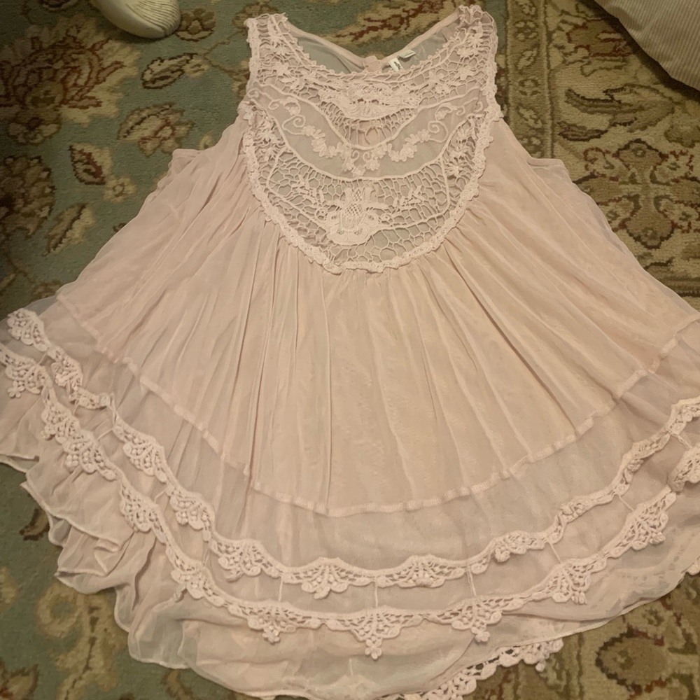 Beautiful lace light pink sleeveless top. Sz L